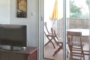 Appartement contemporain à Saint-Cyr-sur-Mer avec balcon.