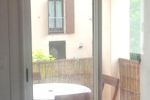 Appartement contemporain à Saint-Cyr-sur-Mer avec balcon.