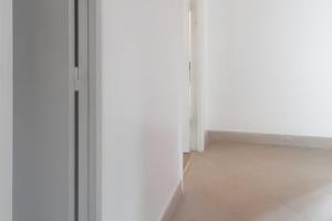 Appartement contemporain à Saint-Cyr-sur-Mer avec balcon.