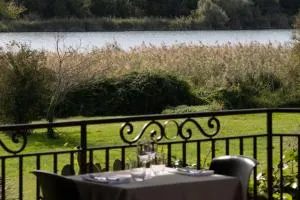 Logis Hôtel Les Vieilles Granges - 伊泽尔河畔新堡