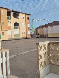 À 50m de la plage, emplacement idéal, spacieuse maison, 3 grandes chambres 6 couchages, devant la grande plage