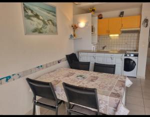 À 50m de la plage, emplacement idéal, spacieuse maison, 3 grandes chambres 6 couchages, devant la grande plage