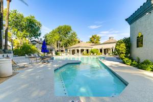 3 Mi to TPC Chic Condo with Pool Access and Grills