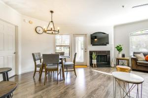 3 Mi to TPC Chic Condo with Pool Access and Grills