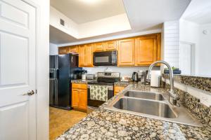 3 Mi to TPC Chic Condo with Pool Access and Grills