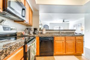 3 Mi to TPC Chic Condo with Pool Access and Grills