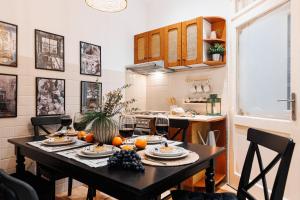 Musical Shelter with Balcony 2min to Republic Square