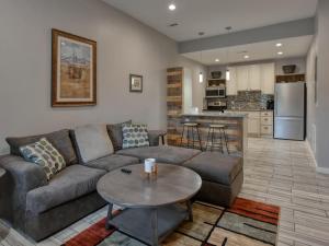 734 East Broadway, Unit 101
