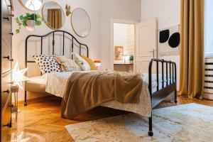 Musical Shelter with Balcony 2min to Republic Square