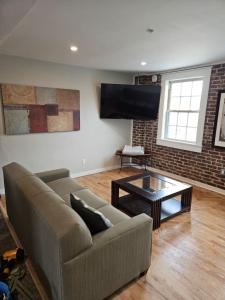 Modern 2BR in Great Location (202)