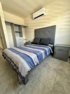 Stay with Arnold We are in front of the pool