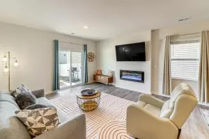 3 Mi to Lake Hickory Family Home with Fire Pit! - لينوير