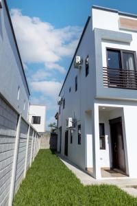 Espectacular Townhouse frente a Los Cedritos con vistas al merendon, completamente equipado y con aparcamiento privado