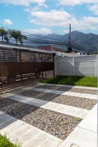 Espectacular Townhouse frente a Los Cedritos con vistas al merendon, completamente equipado y con aparcamiento privado