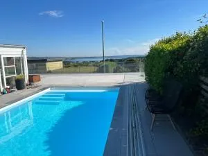 House with heated pool and great sea view - Ørum