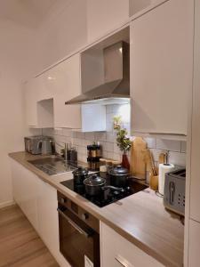 Modern 2BR Apt - City Centre - Sleeps 6 - Parking - 5g WiFi