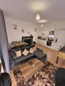 Modern 2BR Apt - City Centre - Sleeps 6 - Parking - 5g WiFi