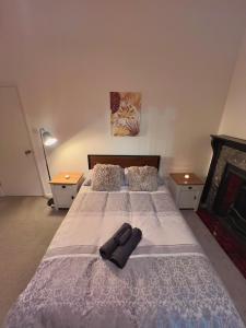 Modern 2BR Apt - City Centre - Sleeps 6 - Parking - 5g WiFi