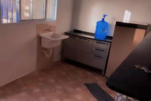 Casa espaçosa, com piscina e churrasqueira