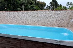 Casa espaçosa, com piscina e churrasqueira