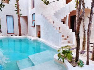 Makan Brand New 2-Bedroom Apt with Patio and Pool