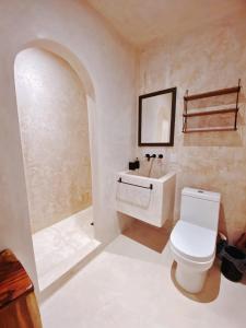 Makan Brand New 2-Bedroom Apt with Patio and Pool