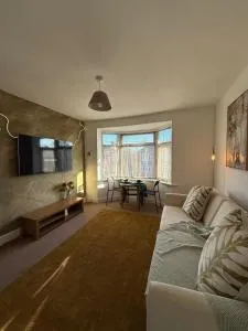 Private Spacious One-Bedroom Flat - Located Between the City Centre and the New Forest - Eling