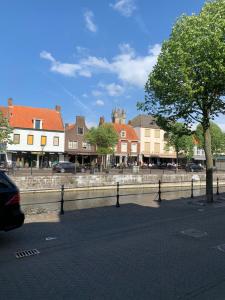 Herenhuis aan het water in centrum Sluis