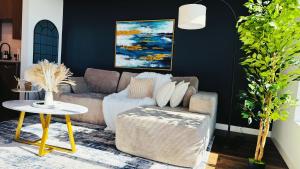 Hollywood Retreat One Bedroom - Walk to Walk of Fame Free Parking Pool & Gym