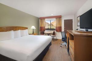 King Room - Non-Smoking room in Best Western Red Hills