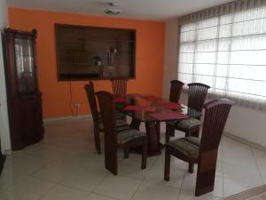 Bienvenidos a la casa de Rosa Cerca al aeropuerto Welcome to Rosas house close to the airport