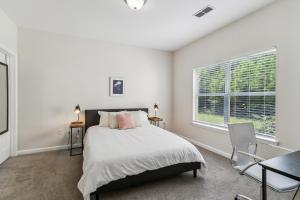 Verandas 1836 I Modern 2Bd I Parking I Pool I Gym