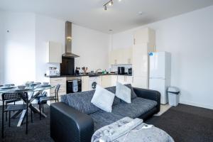 Quay House - Salford - 2BDR Sleeps 7, Spacious & Quiet - FREE Parking - Close To City Centre, Manchester United & The Lowry