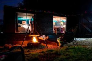 NEW RENOVATED FARM river view Cabin with wood burner pet friendly fire pit bbq