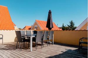 Unikt på torvet; Byliv og rolig sol-altan.