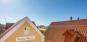 Unikt på torvet; Byliv og rolig sol-altan.