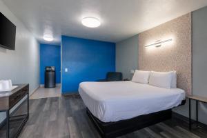 Queen Room - Disability Access/Non-Smoking room in Knights Inn North Attleboro
