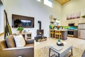 2 Mi to Warm Beach Family Gem with Views - Arlington