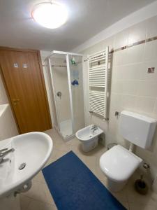 Appartamento con 2 camere da letto in villa con giardino e parcheggio