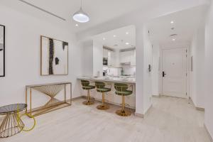 Brand New Beautiful & HUGE Centrally Located APT