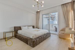 Brand New Beautiful & HUGE Centrally Located APT