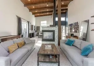 Large Modern Home in Squamish - Squamish