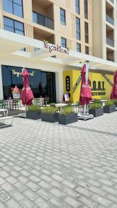 Sleeps 5, Luxe Apartment in Al Mamsha, Sharjah