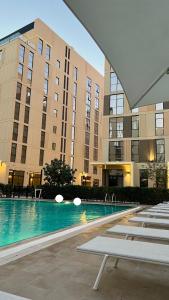 Sleeps 5, Luxe Apartment in Al Mamsha, Sharjah