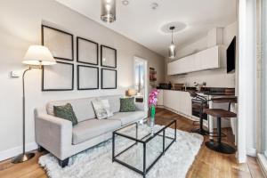 Modern Designed 2 bed Penthouse Apt Sleeps Five