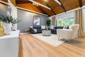 Elmhurst 3BR House with Modern Farmhouse Charm - Addison