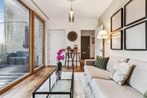 Modern Designed 2 bed Penthouse Apt Sleeps Five