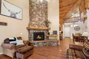 Resort Style Pine Top Cabin, Deck Views and Sleeps 12 - Indian Pine