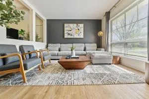 Modern Farmhouse w King Bed Near Shopping - 埃尔金