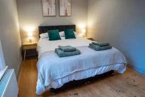 4 Bedroom Winchester Town House, central, parking - Sparsholt